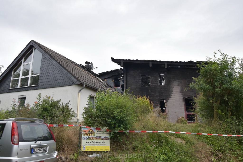 Schwerer Brand in Einfamilien Haus Roesrath Rambruecken P001.JPG - Miklos Laubert